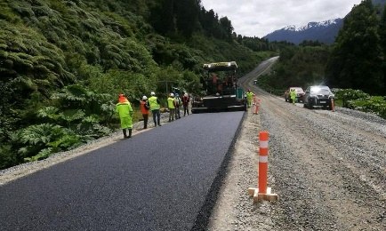 Cuadrilla y extendedora en la Ruta 7, Región de Aysén