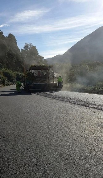 Extendedora pavimentando la Ruta 7 en Puyuhuapi