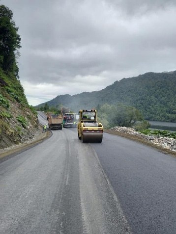 Rodillo compactando la carpeta en la Ruta 7